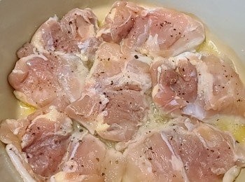 step3: LC鍋用適量的牛油略煎一煎<a href="https://bit.ly/2ZxapeY" target="_blank" data-keyword="雞上髀" class="guide-link"><strong>雞上髀</strong></a> <span style="display:inline-block;vertical-align:middle;margin-top:-3px;color:initial;border-radius:3px;padding:2px 3px;font-size:12px;line-height:14px;background:#87d300;color:#fff;">即買</span>  ，不用煎熟 ，取出備用 。