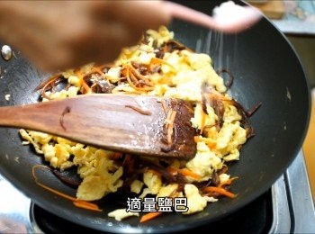 step11: 適量鹽巴，白胡椒少許調味，拌均勻