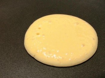 step4: 把一至兩湯匙麵糊倒入鍋中並整成圓形，用中小火煎煮<span class="group_1">鬆餅</span>，表面出現氣泡時可翻轉繼續煎，煎至兩面金黃色即可。