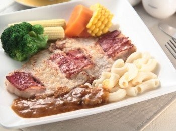 step1: 里肌肉切成蝴蝶形攤開剁筋，肉排間距平均劃四刀(如圖)均勻沾上中筋麵粉，再取一片培根上下穿過肉排(如圖)。