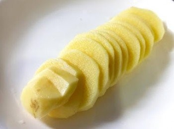 step2: 馬鈴薯切片，大火蒸十分鐘，西蘭花，紅蘿蔔切粒，馬鈴薯壓成蓉