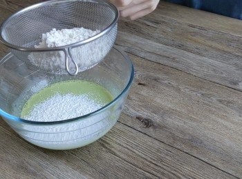 step6: 把麵粉過篩加入到麵糊中, 輕力拌勻至看不見粉粒