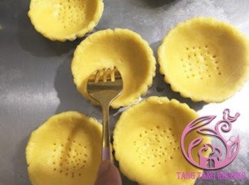 step11: <span class="group_1">批皮</span>用叉在撻底戳孔。放入雪櫃雪30分鐘。