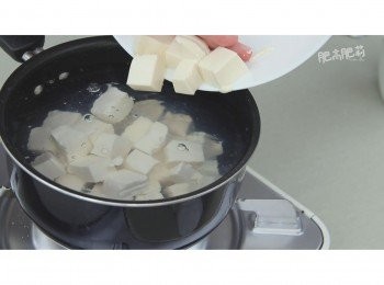 step2: 將豆腐切丁後, 放入滾水中以中火汆燙1-2分鐘(水中記得要放鹽), 瀝乾備用