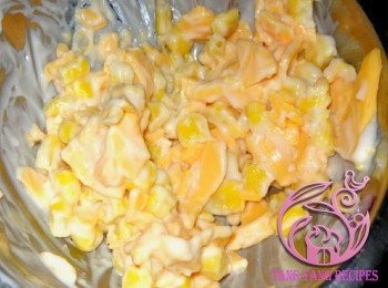 step4: 粟米粒，碎芝士及蛋黃醬拌勻。