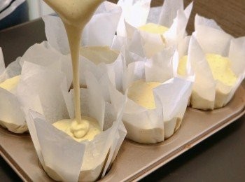 step5: 將蛋糕漿倒入紙杯模，輕敲桌面以排走多餘空氣。