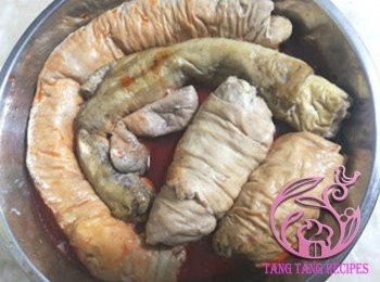 step12: 放入豬大腸，均勻浸至完全上色。