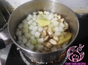 step5: 煲滾水，加入生薑、冬瓜粒、冬菇粒、瑤柱。滾起轉小火，煲20分鐘。
