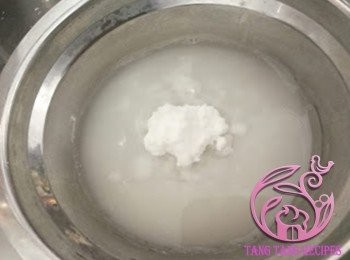 step12: <span class="group_2">蛋漿</span>熱水加入糖粉，攪拌至糖粉完全溶化。