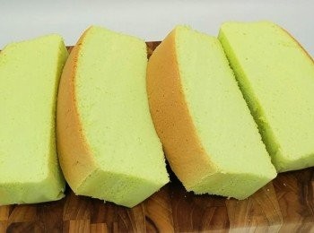 step2: 斑斓汁加入蛋黃和全蛋拌匀。分次加入麵糊拌匀。