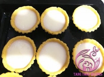 step16: 慢慢倒入撻內，約8分滿。