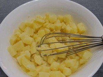 step3: 薯仔放鍋中煮至軟淋； 撈起瀝乾置大碗中； 襯暖壓成薯蓉