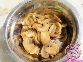 step3: 罐頭蘑菇用手揸乾多餘水入。