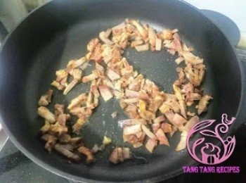 step4: 平底鑊加少許油，加入叉燒粉香。