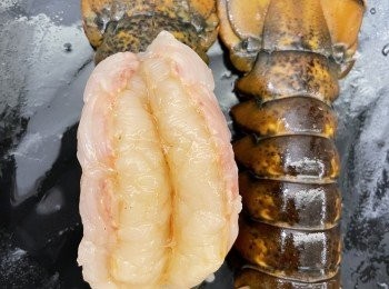 step1: 龍蝦解凍後，用廚房鉸剪沿龍蝦殼背面中間至尾剪開（不剪斷<a href="https://bit.ly/3CaaqmB" target="_blank" data-keyword="龍蝦尾" class="guide-link"><strong>龍蝦尾</strong></a> <span style="display:inline-block;vertical-align:middle;margin-top:-3px;color:initial;border-radius:3px;padding:2px 3px;font-size:12px;line-height:14px;background:#87d300;color:#fff;">即買</span> ），拉出龍蝦肉覆蓋在殼面或簡單直接將<a href="https://bit.ly/3CaaqmB" target="_blank" data-keyword="龍蝦尾" class="guide-link"><strong>龍蝦尾</strong></a> <span style="display:inline-block;vertical-align:middle;margin-top:-3px;color:initial;border-radius:3px;padding:2px 3px;font-size:12px;line-height:14px;background:#87d300;color:#fff;">即買</span> 連殼一開二分成兩件。青檸榨汁和芫茜摘葉備用