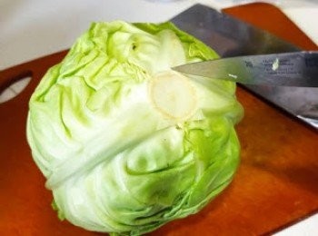 step2: 取出椰菜頭，手撕椰菜備用