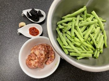 step1: 四季豆浸洗後，四季豆頭尾撕掉絲，四季豆再摘成段，半肥瘦豬肉剁成免治肉，<span class="group_2">醃料</span>水份備用，將其餘<span class="group_2">醃料</span>醃免治豬肉10分鐘，再加入水份拌勻，蒜頭剁蓉，欖角浸軟後切碎