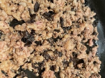 step3: 先用油炒免治豬肉，炒到半熟撥埋一邊，加少少油爆香欖角、蒜蓉和蒜蓉辣椒醬，之後和免治豬肉同炒