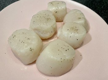 step3: 帶子用少許鹽和黑胡椒碎醃一陣，預熱焗爐爐溫設200度