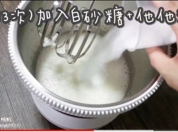 step28: (分3次)加入白砂糖和他他粉