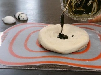 step4: 把抹茶粉和5克糖加入暖水中拌勻，加入至其中一個麵團中並揉搓5分鐘，使抹茶粉漿完全混入麵團中。