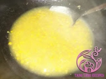 step6: 粟米蓉煮熱，加入調味。