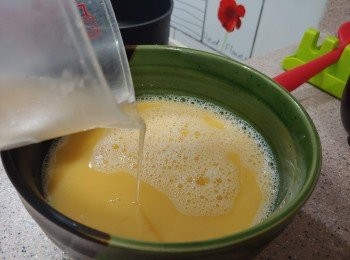 step1: 先打散蛋; 加雞湯及鰹魚汁調勻