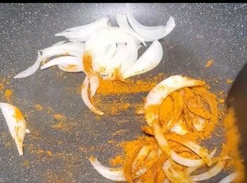 step12: 洋蔥下鑊炒，再加入咖喱粉。