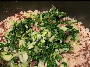 step4: 米洗淨後，加入鮑魚汁及水，放入電飯煲煮飯(1半水及1半鮑魚汁。)