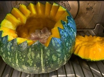 step2: 南瓜切開去籽洗淨，
肉粒用鑊炒到約3-4成熟，
再放入南瓜盅蒸15-20分鐘
