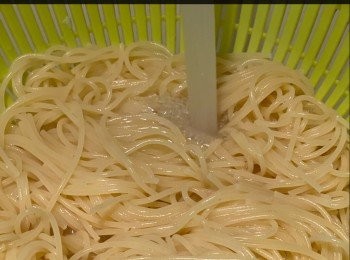 step5: 3. 將意粉放好，放上剌身，青瓜絲及明太子，淋上醬汁，即成。