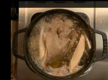 step5: 加魚湯後大火煲至大滾，轉細火煲1.5小時。
可加適量鹽調味，即可飲用。