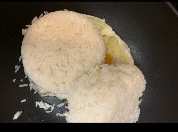 step4: 白飯同蛋炒到均勻
可加粟米粒後
放到焗碟