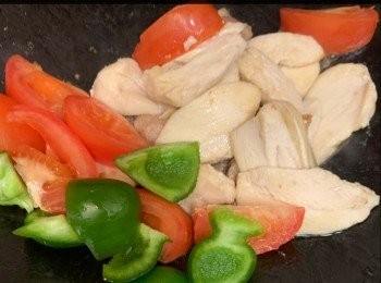 step2: 先將雞柳、蕃茄、青椒炒到半熟，
炒起備用