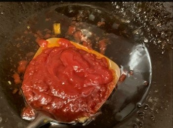 step4: 加入茄汁均勻， 煮到滾起，加喼汁及老抽