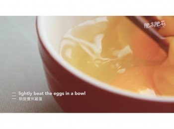 step6: 稍微攪拌雞蛋，不需攪拌至均勻