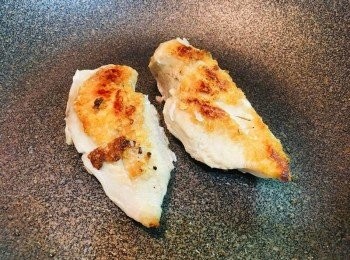 step1: 先將<a href="https://bit.ly/3EZL8dD" target="_blank" data-keyword="雞胸" class="guide-link"><strong>雞胸</strong></a> <span style="display:inline-block;vertical-align:middle;margin-top:-3px;color:initial;border-radius:3px;padding:2px 3px;font-size:12px;line-height:14px;background:#87d300;color:#fff;">即買</span> 肉用電鍋蒸熟，之後再放入平底鍋乾煎。
(因為<a href="https://bit.ly/3EZL8dD" target="_blank" data-keyword="雞胸" class="guide-link"><strong>雞胸</strong></a> <span style="display:inline-block;vertical-align:middle;margin-top:-3px;color:initial;border-radius:3px;padding:2px 3px;font-size:12px;line-height:14px;background:#87d300;color:#fff;">即買</span> 肉本身有油脂所以這份<a href="https://bit.ly/3EZL8dD" target="_blank" data-keyword="雞胸" class="guide-link"><strong>雞胸</strong></a> <span style="display:inline-block;vertical-align:middle;margin-top:-3px;color:initial;border-radius:3px;padding:2px 3px;font-size:12px;line-height:14px;background:#87d300;color:#fff;">即買</span> 肉我們沒有加入任何油)