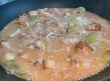 step7: 加入熱水，水份差不多蓋過腩肉，先中大火煮10分鐘，轉細火炆20分鐘，熄火焗腩肉，攤凍後可翻煮半小時，或明火直接炆煮約45至60分鐘，需目測為準
