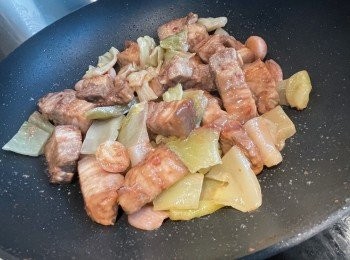 step6: 冰糖溶化加入咸菜同炒