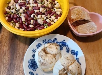 step1: 喳咋雜豆洗淨後浸約一小時。鮮百合一片片剝下洗淨備用。陳皮洗淨，浸軟後刮瓤。