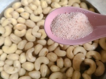 step1: 先用清水洗淨腰果，洗乾淨後再用清水加鹽浸泡1小時，可令腰果更加入味。