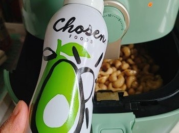 step4: 腰果面上噴上少許油，調高至180 度氣炸約8分鐘，(期間間中也要打開來番炒一下)，最後再以200 度氣炸約5分鐘。