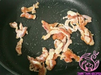 step5: 起鑊加少許蒜蓉，加入豬肉絲略炒。