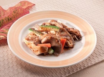 step2: 全素台塑黑胡椒醬加微量熟水加熱至滾，將備用<span class="group_1">食材</span>一起倒入鍋中，快火炒拌即可享用。