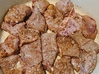 step3: 鍋內放點油，下鍋煎到表面上色，取出備用。