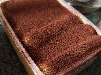 step5: 最面層灑上朱古力可可粉黃上冷藏4小時後便可取水享用