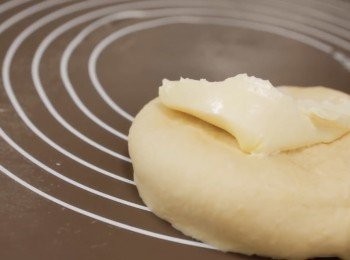 step3: 加入無鹽牛油（預先放室溫）或者直接使用200ｗ微波1到2分鐘,一開始會很黏，但是不用擔心
搓揉幾分鐘後，麵粉開始吸收油份後它會黏在一起成麵團。