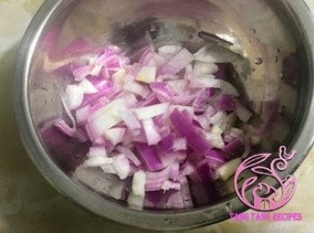 step3: 乾蔥切碎。