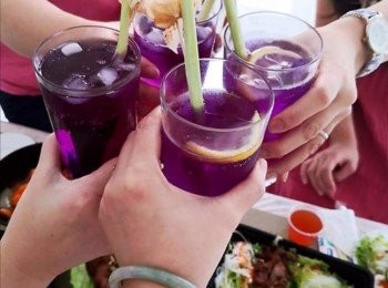 step4: 最後加上已放涼的蝶豆花水插入香茅及拮上龍珠果<span class="group_2">裝飾</span>便可上桌享用