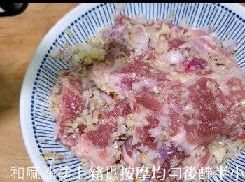 step7: 確保每<span class="group_2">醃料</span>均勻塗抹在豬扒上。